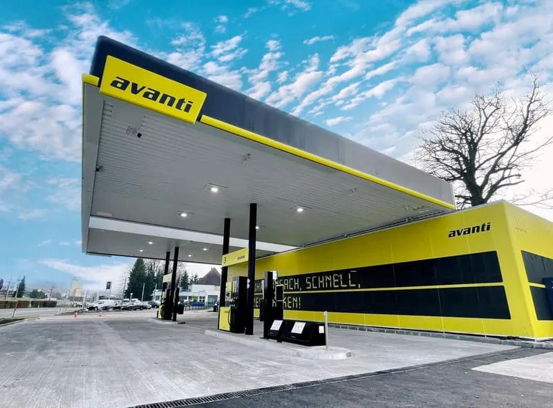 Lackierung und Beschichtung einer Avanti-Tankstelle