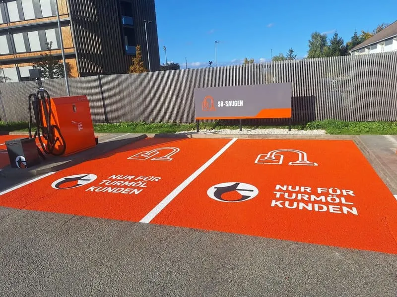 Filialisten-Branding eines Parkplatzes nach CI-Vorgabe