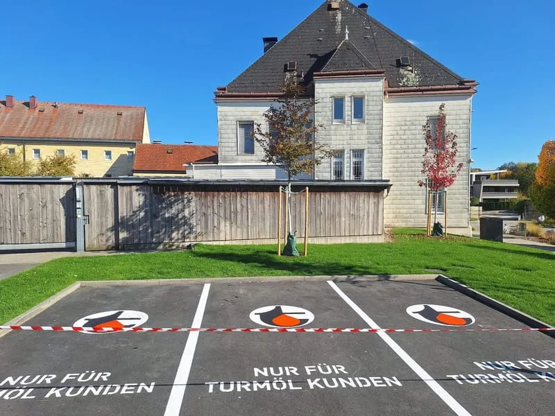 Turmöl-Filialisten-Branding auf dem Parkplatz