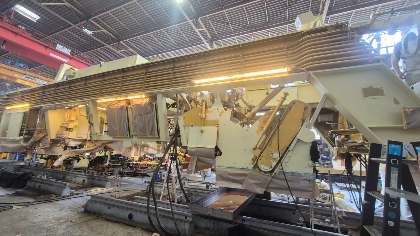 Gleisbaumaschine von Plasser & Theurer – grundiert und für die Decklackierung abgeklebt