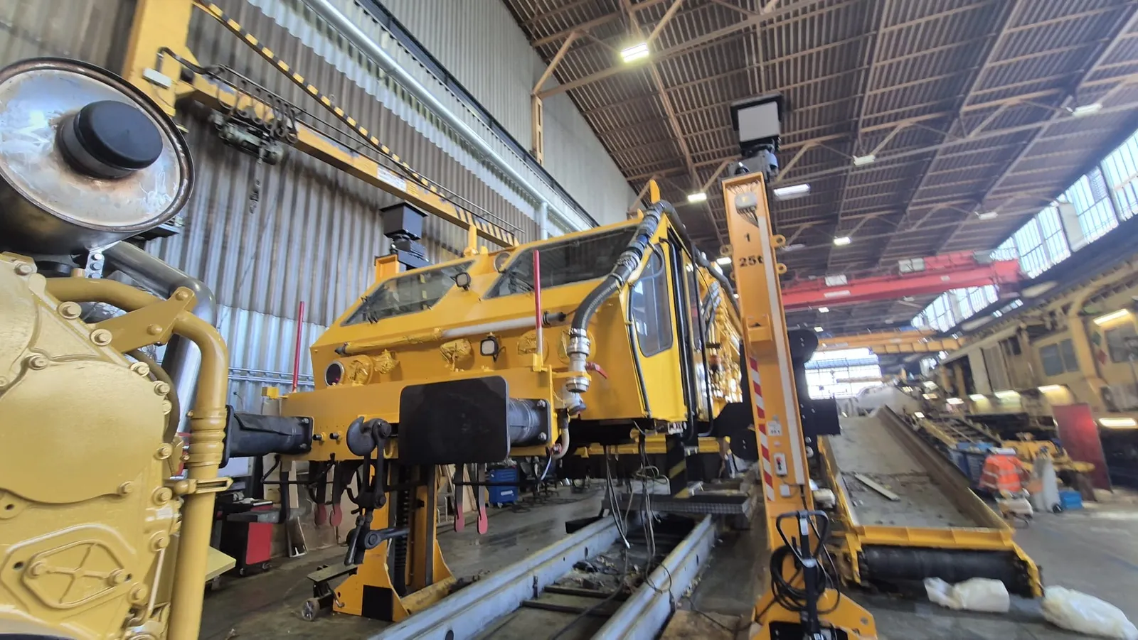 Führerstand einer frisch lackierten Gleisbaumaschine von Plasser & Theurer