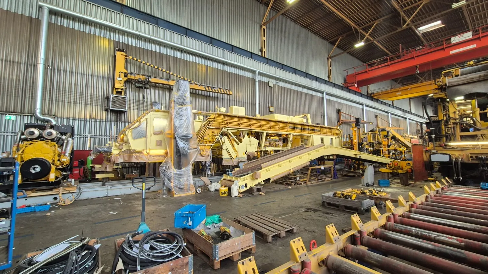 Werkshalle mit Gleisbaumaschinen von Plasser & Theurer in Grundierung und Endlackierung