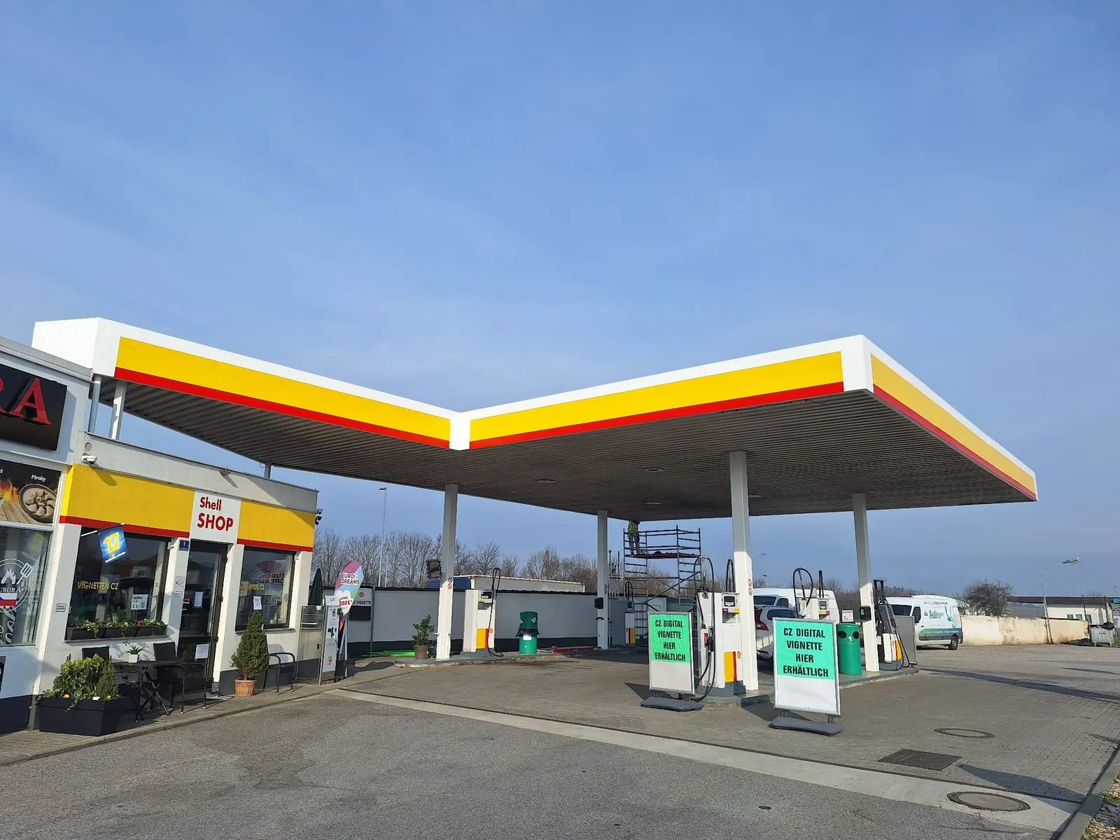 CI-konform lackierte Shell-Tankstelle